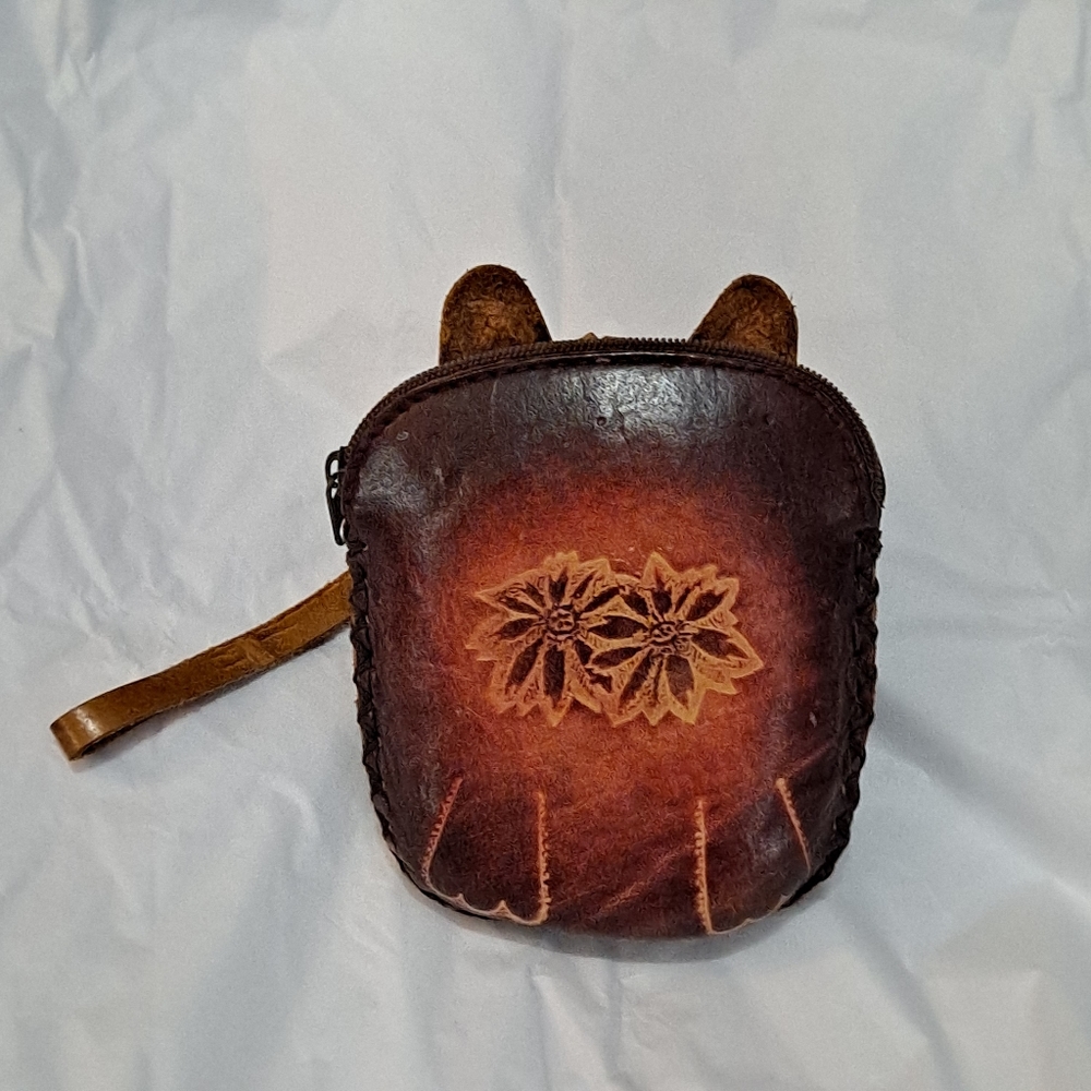 Dog shaped leather hand crafted wristlet coin purse. EUC - Picture 12 of 12